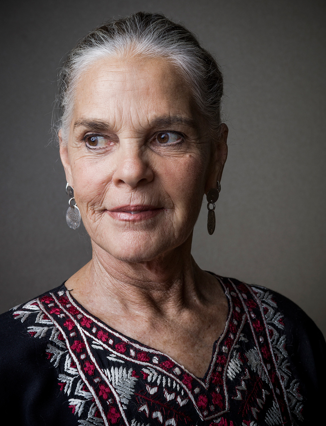 How tall is Ali MacGraw?